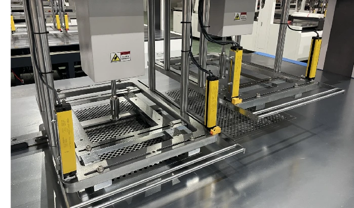 Single Head Waste Stripping Machine With Conveyor For Shoe Box factory